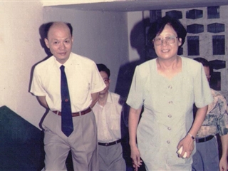 时任国家教委主任朱开轩视察我校（1994）