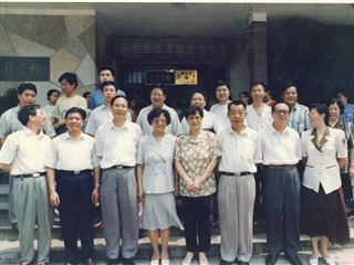 时任副市长张玮珏来我校检查工作（1992）